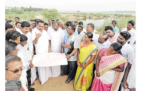 கரூர் மாவட்டம், நெரூரில் காவிரி ஆற்றின் குறுக்கே கதவணை கட்டுவதற்கு ஆய்வு மேற்கொண்ட அமைச்சர் எம்.ஆர். விஜயபாஸ்கர். உடன், திருச்சி கோட்டத்தின் திட்டம் மற்றும் வடிவமைப்பு செயற்பொறியாளர்