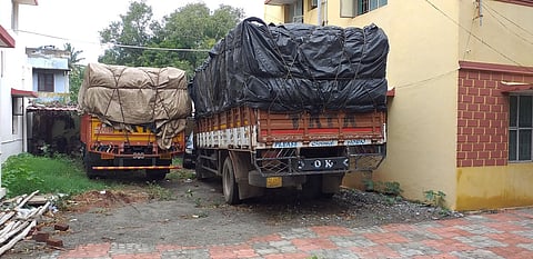 பறிமுதல் செய்யப்பட்ட லாரிகள்