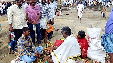 மாகாளய அமாவாசையை முன்னிட்டு முன்னோர்களுக்கு தா்ப்பணம் செய்யும் பொதுமக்கள்