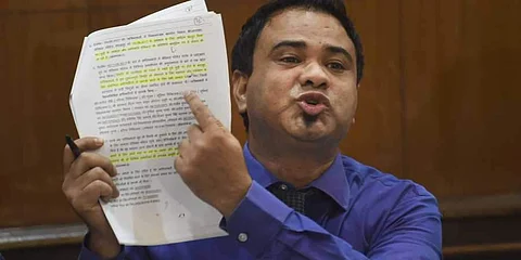 தில்லியில் செய்தியாளர்களைச் சந்திக்கும் மருத்துவர் கஃபீல் கான்