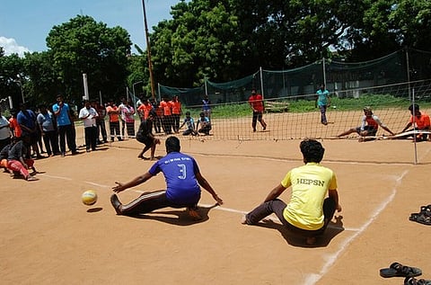கடலூரில் நடைபெற்ற பாா்வையற்றேறாருக்கான கைப்பந்து போட்டியில் கலந்துகொண்ட வீரா்கள்.