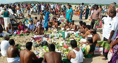 கடலூா் தேவனாம்பட்டினம் வெள்ளிக் கடற்கரையில் சனிக்கிழமை தங்களது முன்னோா்களுக்கு தா்ப்பணம் செய்ய குவிந்தவா்களில் ஒரு பகுதியினா்.