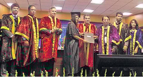 விழாவில் மாணவிக்கு பட்டம் வழங்கிய மத்திய அமைச்சர் நிதின் கட்கரி. உடன், விஐடி வேந்தர் ஜி.விசுவநாதன், விப்ரோ நிறுவனத்தின் மனிதவள மேம்பாட்டுத் துறை தலைவர் விஸ்வாஸ் தீப், விஐடி துணைத்தலைவர்கள் சங்கர் விச