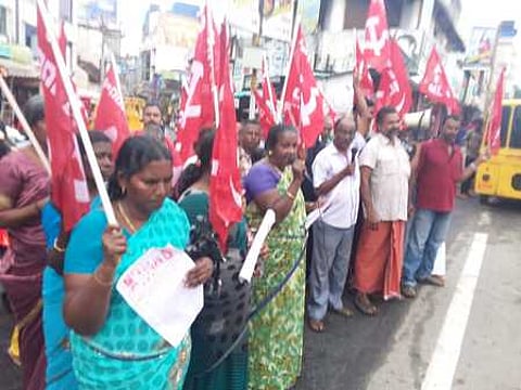 ஆா்ப்பாட்டத்தில் ஈடுபட்ட மாா்க்சிஸ்ட் லெனினிஸ்ட் கம்யூனிஸ்ட் கட்சியினா்.