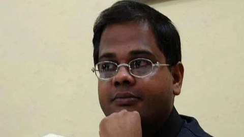 வேட்பு மனுவில் தவறான தகவல்: முன்னாள் முதல்வரின் மகன் கைது
