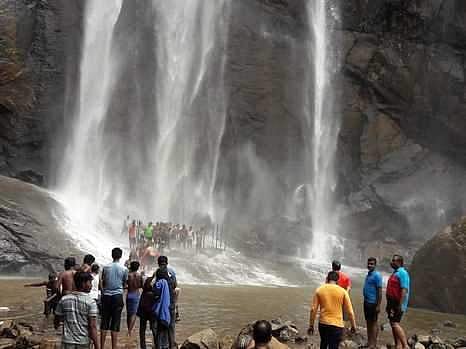 கொல்லிமலை ஆகாய கங்கை நீர்வீழ்ச்சியில் திரண்ட சுற்றுலாப் பயணிகள்!