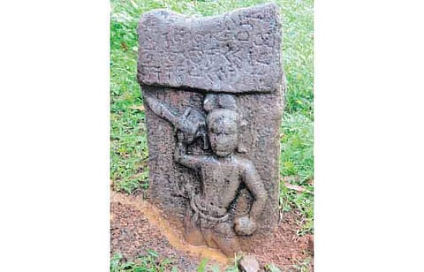 கொல்லிமலை கிராமத்தில் மண்ணில் புதைந்த நிலையில் கண்டறியப்பட்ட கல்வெட்டுடன் கூடிய நடுகல்.