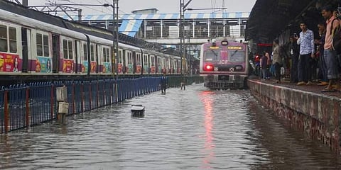 மும்பை கன மழை காரணமாக தண்டவாளங்களை சூழ்ந்திருக்கும் வெள்ளம்