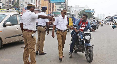 ஹெல்மெட் இல்லாம மாட்டிக்கிட்டா என்ன செய்வது? வைரலாகும் வீடியோ!