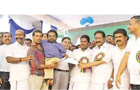 சென்னை மத்திய கூட்டுறவு வங்கியின் போரூர் கிளையை திறந்து வைத்துப் பயனாளிக்கு நலத்திட்ட உதவி வழங்கிய கூட்டுறவுத்துறை அமைச்சர் செல்லூர் ராஜூ.