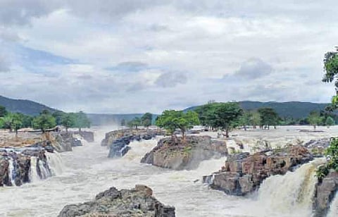 நீர்வரத்து அதிகரிப்பு: ஒகேனக்கல் காவிரியில் சுற்றுலாப் பயணிகள் குளிக்கத் தடை