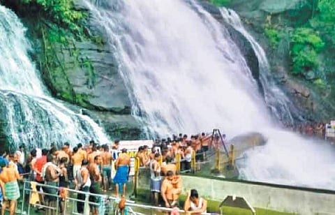 குற்றாலம் பேரருவியில் ஆர்ப்பரித்து கொட்டும் தண்ணீரில் குளித்து மகிழும் சுற்றுலாப் பயணிகள்.