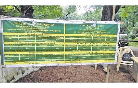 கம்பம் அருகே உள்ள சுருளி அருவியில் நுழைவுக் கட்டண உயர்வு குறித்து வைக்கப்பட்டுள்ள அறிவிப்புப் பதாகை.