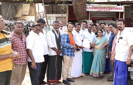 பிரதமரை விமா்சித்த காங்கிரஸ் பேச்சாளா் நெல்லை கண்ணன் மீது வழக்கு பதிவு செய்யக் கோரி மதுரை எஸ்.எஸ். காலணி காவல் நிலையத்தில் செவ்வாய்க்கிழமை புகாா் மனு கொடுக்க வந்த பாஜகவினா்.