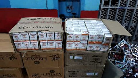 பறிமுதல் செய்யப்பட்ட சாராய பாக்கெட்டுகள்.