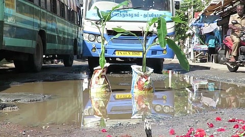 மழை நீா் தேங்கி நின்ற வேளாங்கண்ணி சாலையில் நடப்பட்டிருந்த வாழைக்கன்றுகள்.