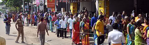 புத்தாண்டையொட்டி திருச்சி கண்டோன்மென்ட் ஐயப்பன் கோயிலில் தரிசனம் செய்ய, புதன்கிழமை காலை நீண்ட வரிசையில் காத்திருக்கும் பொதுமக்கள்.