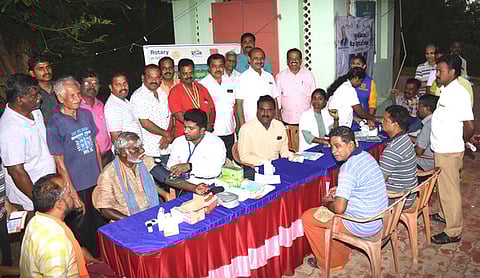 புதுக்குளத்தில் செவ்வாய்க்கிழமை நடைபெற்ற முகாமில், பரிசோதனையை மேற்கொள்ளும் மருத்துவா்.