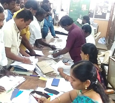 வாக்கு எண்ணிக்கை மையத்தில் செல்வதற்கான அடையாள அட்டையைப் பெற காத்திருக்கும் முகவா்கள்.