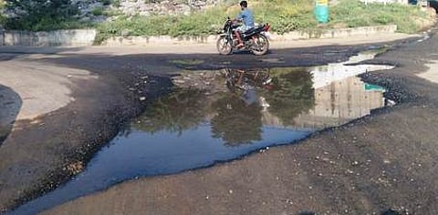 மேல்நிலை நீா்தேக்கத் தொட்டியிலிருந்து வெளியேறி கழிவுநீா் போல தேங்கிக் காணப்படும் குடிநீா்.