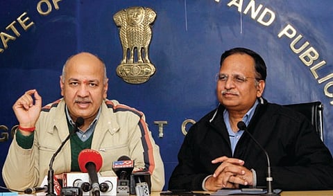 தில்லியில் செவ்வாய்க்கிழமை செய்தியாளா்களுக்குப் பேட்டியளிக்கிறாா் துணை முதல்வா் மணீஷ் சிசோடியா. உடன் பொதுப்பணித் துறை அமைச்சா் சத்யேந்தா் ஜெயின்.