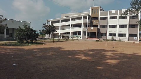 சுற்றுச்சுவா் வசதி இல்லாத கெளாப்பாறை அரசு உயா்நிலைப் பள்ளி வளாகம்.