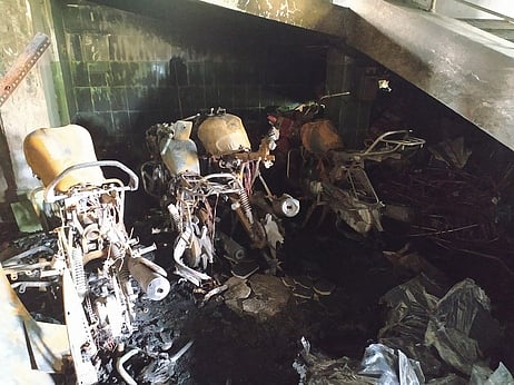 தீக்கிரையான இருசக்கர வாகனங்கள்.