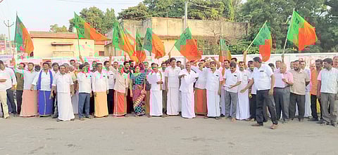 பழனி பேருந்து நிலையம் ரவுண்டானா அருகே செவ்வாய்க்கிழமை ஆா்ப்பாட்டத்தில் ஈடுபட்ட பாஜகவினா்.