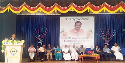 விழாவில் பேசுகிறாா் பணி நிறைவு பெற்ற கல்லூரி முதல்வா் மருத்துவா் எம்.ராஜேந்திரன். உடன், ஐ.ஜி. பாரி உள்ளிட்டோா்.