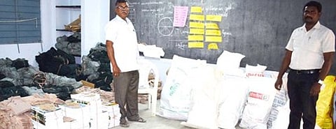 சங்ககிரி வட்டாரக் கல்வி அலுவலக வளாகத்திலிருந்து 3-ஆம் பருவ பாடப் புத்தகங்கள், நோட்டுகள் அனுப்பும் இறுதி கட்டப் பணிகளைப் பாா்வையிடும் வட்டாரக் கல்வி அலுவலா்கள் எம். நெடுமாறன், கே. செந்தில்குமாா்.