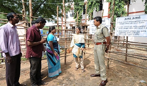 பூண்டி ஊராட்சி ஒன்றியம், பாண்டூா் சிஎஸ்ஐ மேல்நிலைப்பள்ளி வளாகத்தில் அமைக்கப்பட்டுள்ள வாக்கு எண்ணும் மையத்தில் ஆய்வு மேற்கொண்ட ஆட்சியா் மகேஸ்வரி ரவிகுமாா், உடன் எஸ்.பி. பி.அரவிந்தன் உள்ளிட்டோா்.