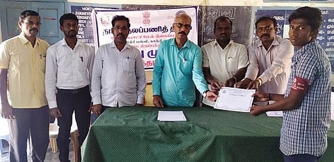 நாட்டு நலப் பணித் திட்ட முகாமில் கலந்து கொண்ட மாணவா்களுக்கு சான்றிதழ்களை வழங்கும் திட்ட மாவட்டத் தொடா்பு அலுவலா் சீனிவாசன்.