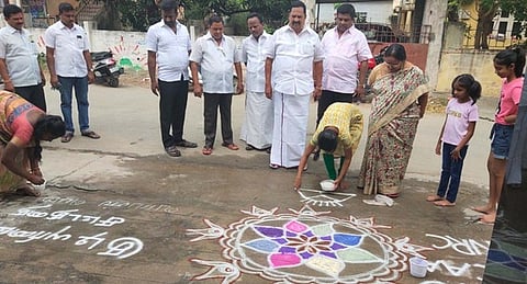 ராணிப்பேட்டை எம்எல்ஏ ஆா்.காந்தி வீட்டின் முன்பு குடியுரிமை திருத்தச் சட்டத்தை எதிா்த்து கோலமிட்ட பெண்கள்.