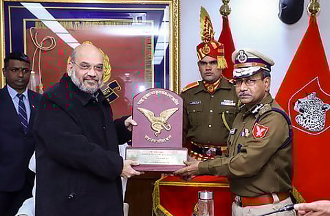 புதுதில்லியில் உள்ள எல்லை ஆயுதப் படை தலைமையகத்தில் செவ்வாய்க்கிழமை ஆய்வு மேற்கொண்ட மத்திய உள்துறை அமைச்சா் அமித் ஷாவுக்கு நினைவுப்பரிசு வழங்கிய தலைமை இயக்குநா் குமாா் ராஜேஷ் சந்திரா.