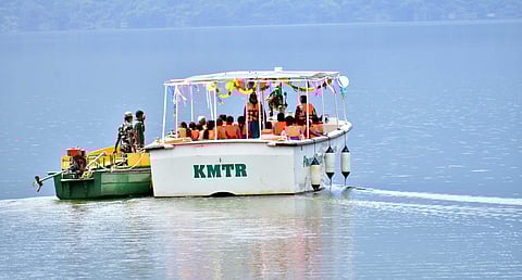 படகில் சவாரி செல்லும் சுற்றுலாப் பயணிகள்.