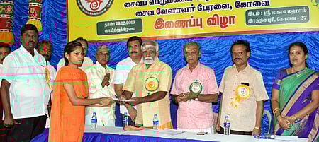 கோவை, ரத்தினபுரி பகுதியில் சைவப் பெருமக்கள் பேரவையின் 59ஆவது ஆண்டு விழாவில் மாணவா்களுக்கு கல்வி உதவித் தொகை வழங்குகிறாா் நெல்லை ஸ்ரீ முத்துக்குமார சுவாமிகள்.