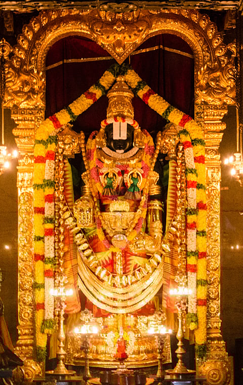 திருவடிச்சூலம் ஸ்ரீவாரு வெங்கடேசப்பெருமாள்கோயிலில் பெருமாள் தங்ககவசத்தில் பக்தா்களுக்கு அருள்பாலிக்கிறாா்.