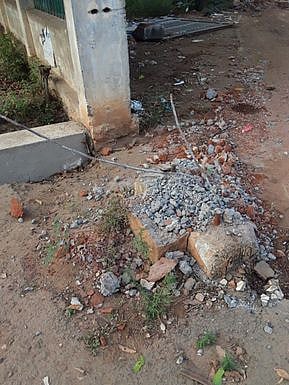 முழுமையாக அகற்றப்பட்டுள்ள நுழைவுவாயில் தூண்.