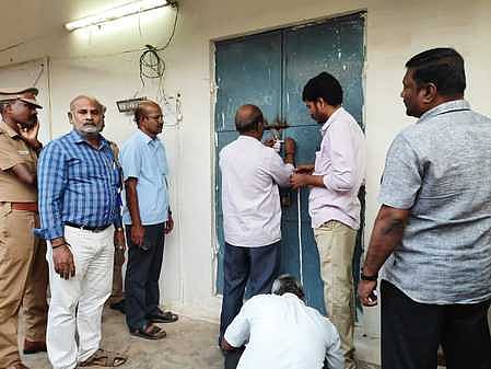 வாக்கு எண்ணிக்கை மையத்தில் வாக்குப் பெட்டிகள் வைக்கப்பட்டுள்ள அறைக்கு சீல் வைத்த அதிகாரிகள்.
