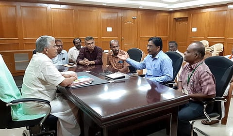 வேளாண் அமைச்சா் ஆா்.கமலக்கண்ணனுடன் ஆலோசனை நடத்திய வானிலைத் துறை பொது இணை இயக்குநா் கே.கே.சிங்