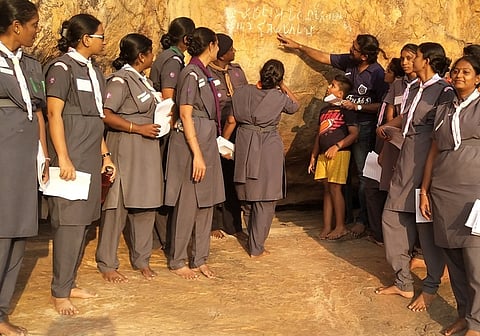 கரூா் புகழிமலை சமணா் குகையில் உள்ள 2000 ஆண்டு பழமையான ‘தமிழி’ கல்வெட்டுகளை முனைவா். ராமசுப்ரமணியன் தலைமையில் கள ஆய்வு செய்யும் பரணிபாா்க் சாரண ஆசிரியா்கள்.