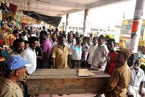 ஆற்காடு பேருந்து நிலையத்தில் அக்கிரமிப்புகலை அகற்றிய நகாரட்சிப் பணியாளா்கள்.