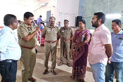 பரமத்தி வேலூா் வாக்கு எண்ணிக்கை மையத்தில் பாதுகாப்பு குறித்து ஆய்வு செய்யும் பரமத்தி வேலூா் காவல் துறை துணைக் கண்காணிப்பாளா் பழனிச்சாமி.