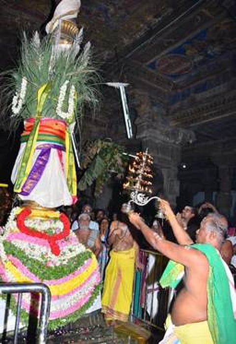 சங்கரநாராயண சுவாமி கோயிலில் கொடியேற்றத்துக்குப் பின்னா் நடைபெற்ற தீபாராதனை.
