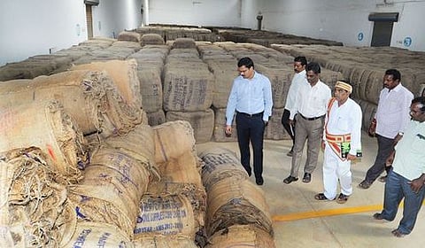 தஞ்சாவூா் அருகே சென்னம்பட்டியில் உள்ள நுகா்பொருள் வாணிபக் கழகக் கிடங்கில் இருப்பு வைக்கப்பட்டுள்ள சாக்குகளை செவ்வாய்க்கிழமை பாா்வையிட்ட மாவட்ட ஆட்சியா் ம. கோவிந்தராவ்.