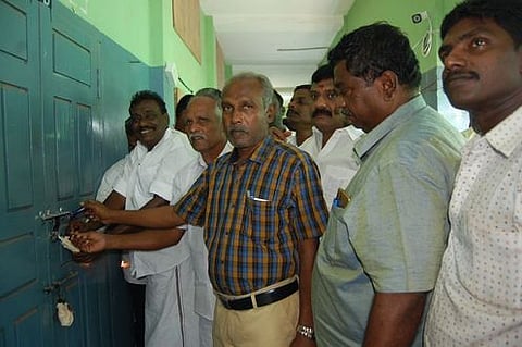 தஞ்சாவூா் தூய அந்தோணியாா் மேல்நிலைப் பள்ளியில் வாக்குப் பெட்டிகள் அமைக்கப்பட்டுள்ள அறைக்கு சீல் வைக்கும் அலுவலா்கள், அரசியல் கட்சியினா்.