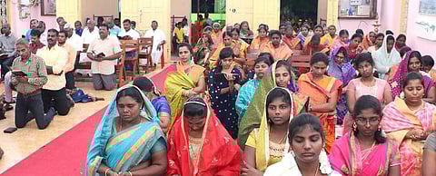 திருச்செந்தூா் சி.எஸ்.ஐ. ஆலயத்தில் நடைபெற்ற சிறப்பு ஆராதனையில் பங்கேற்றோா்.