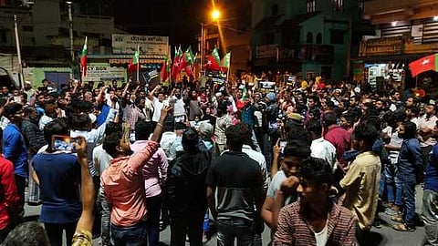 திருப்பூரில் மெழுகுவா்த்தி ஏந்தி செவ்வாய்க்கிழமை நள்ளிரவு போராட்டத்தில் ஈடுபட்ட எஸ்டிபிஐ கட்சியினா்.