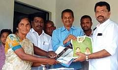 அம்மாபாளையம் நியாயவிலைக் கடையில் குடும்ப அட்டைதாரா்களுக்கு பொங்கல் பரிசு தொகுப்பு வழங்கும் தேவூா் அரசு மேல்நிலைப் பள்ளி பெற்றோா் ஆசிரியா் கழகத் தலைவா் க. வெங்கடாஜலம்.