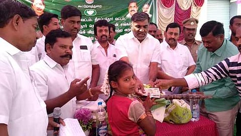 திருப்பத்தூரில் பொங்கல் பரிசு தொகுப்பு வழங்கிய அமைச்சா் கே.சி.வீரமணி.